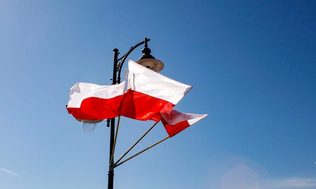 Obchody Dnia Flagi Rzeczypospolitej Polskiej w Piszu – jak właściwie uczcić narodowy symbol na własnym terenie?