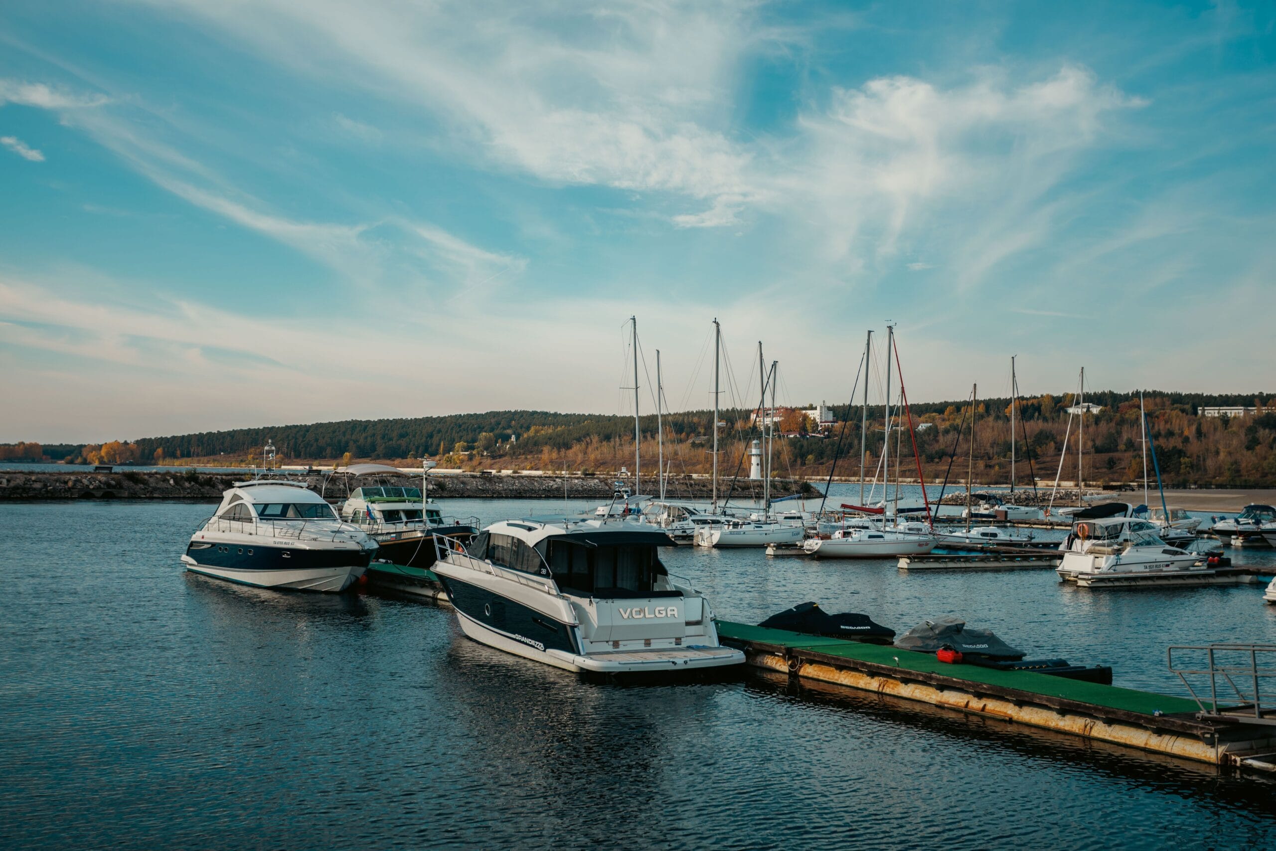 Czym jest houseboat na Mazurach i dlaczego warto go wynająć?